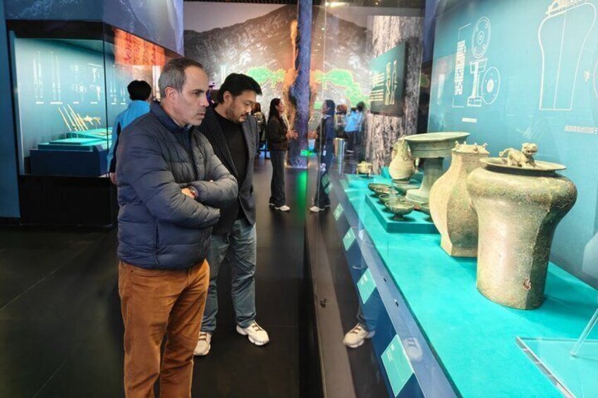 Een museumexpositie met oude keramiek en uitlegpanelen. 5