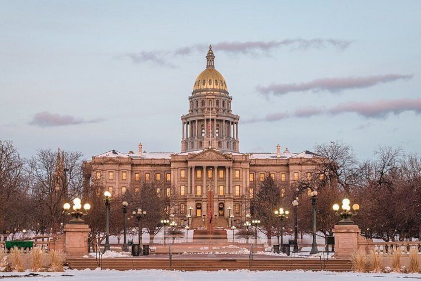 Colorado State Capitol: The imposing building crowned with its famous dome covered in real gold leaf, a true symbol of the city. 2
