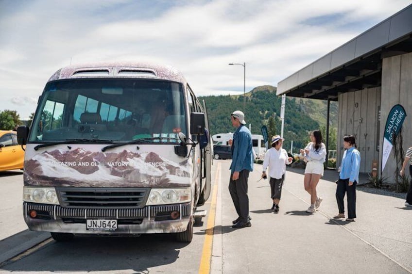 Un autobus portant le numéro d’immatriculation « JNJ642 » était stationné à un arrêt de bus. 5