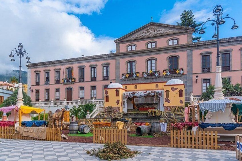 Town Hall Square (Plaza del Ayuntamiento): The elegant square opposite the City Inn, world famous for its gigantic carpets of flowers and volcanic sand during Corpus Christi. 2
