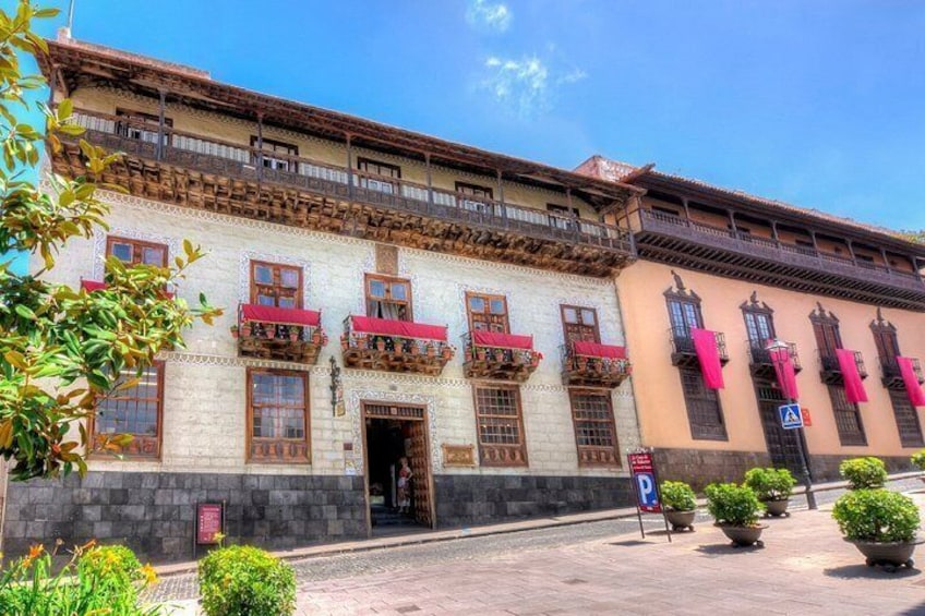 La Casa de los Balcones: The city’s absolute landmark, a noble 17th-century mansion adorned with spectacular, finely carved Canary pine balconies. 3