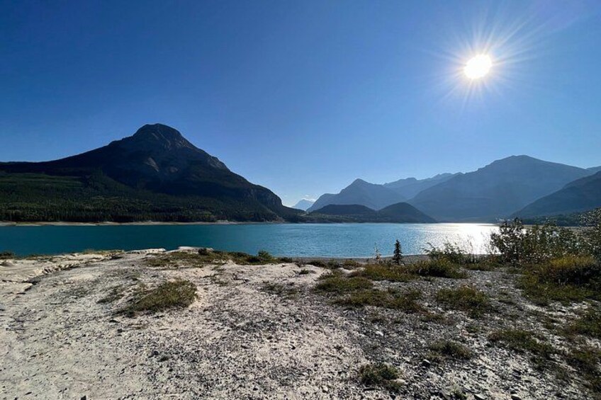 Une montagne, un lac et un ciel dégagé. 3
