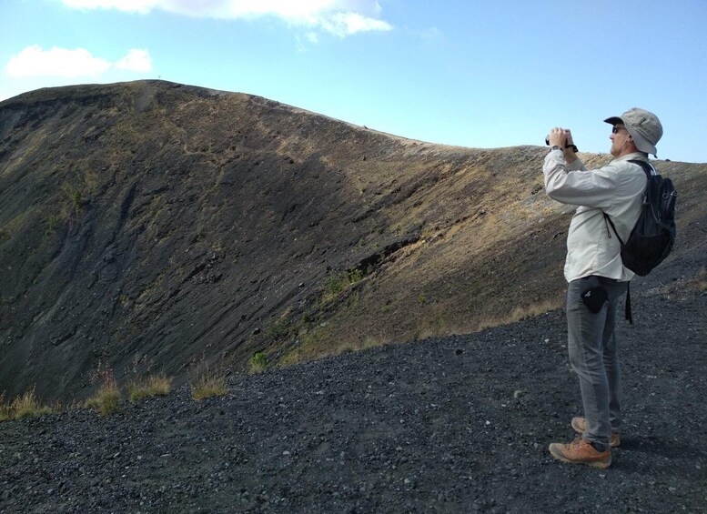 Una persona fotografiando un paisaje montañoso. 4
