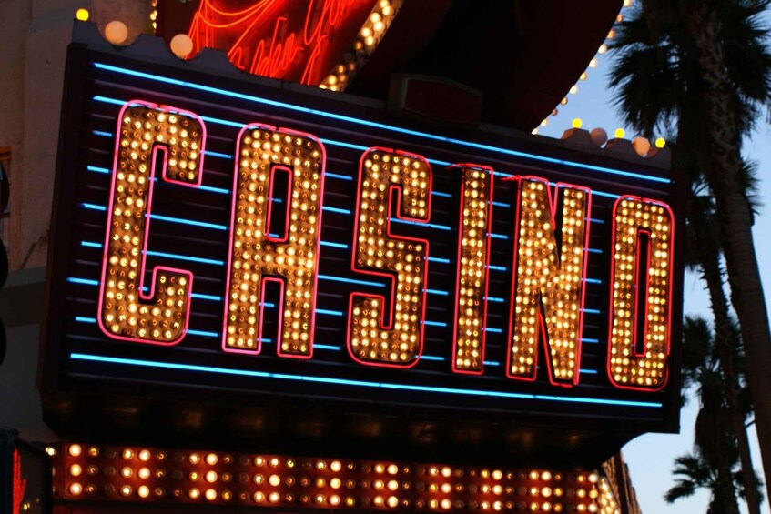 Neonvalomainos, jossa sana ”CASINO” on kirjoitettu suurilla, valaistuilla kirjaimilla. 5
