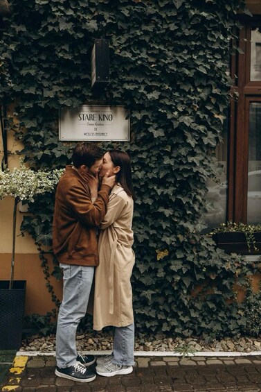 Un couple s’embrasse devant un bâtiment sur lequel on peut lire l’inscription « STARE KINO ». 4