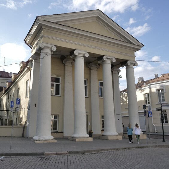 Un edificio clásico con columnas y un frontón. 5