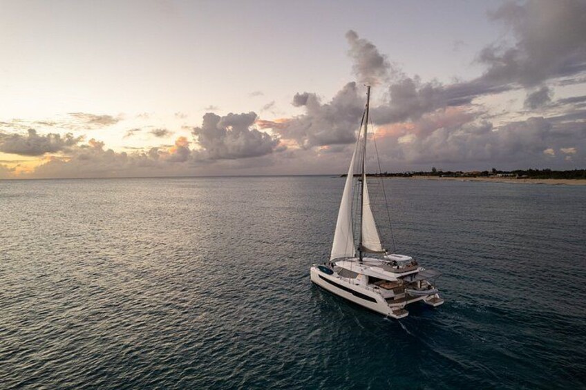 Een zeilboot op kalm water tijdens de zonsondergang. 1