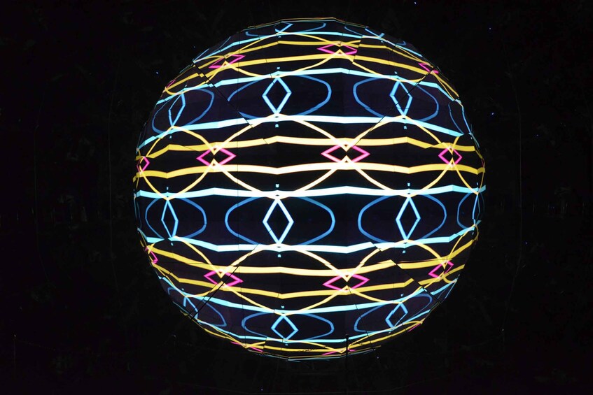 Une installation lumineuse sphérique ornée de motifs géométriques. 5