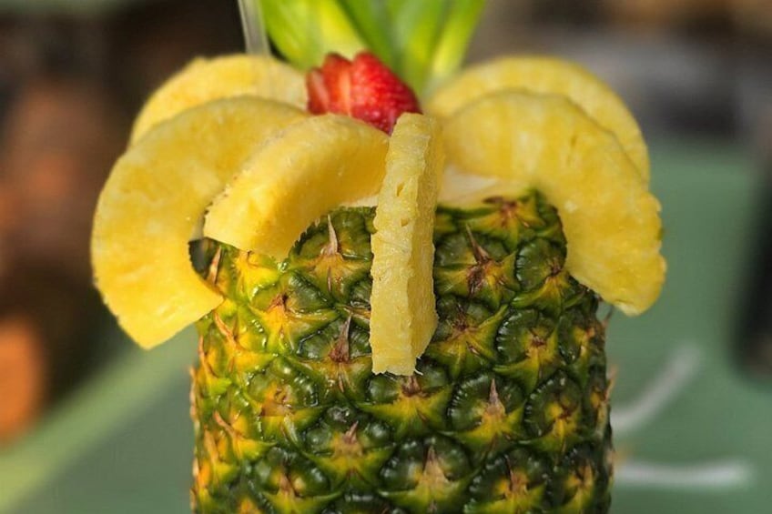 Una piña con rodajas de piña y una fresa encima. 2