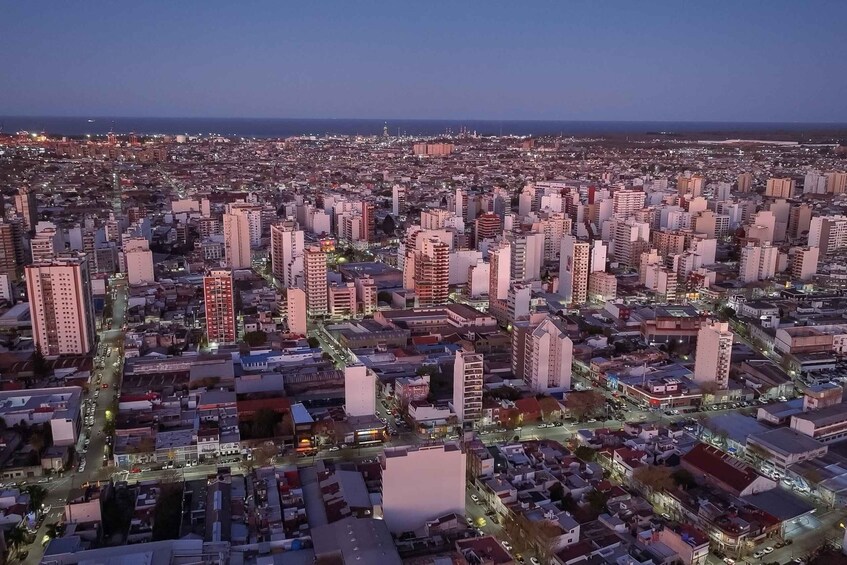 Un paisaje urbano al anochecer, con numerosos edificios y calles. 2