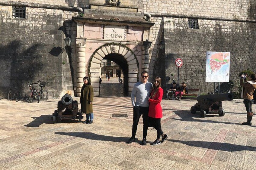 Un arco histórico con inscripciones, un cañón y una exhibición de mapas. 3