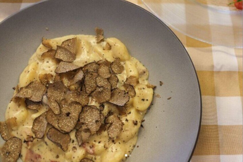 Un plato de risotto con láminas de trufa. 1