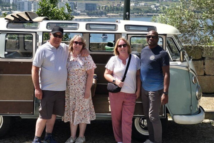 Un autobus d'epoca parcheggiato in riva al mare, con persone che si fermano davanti. 2