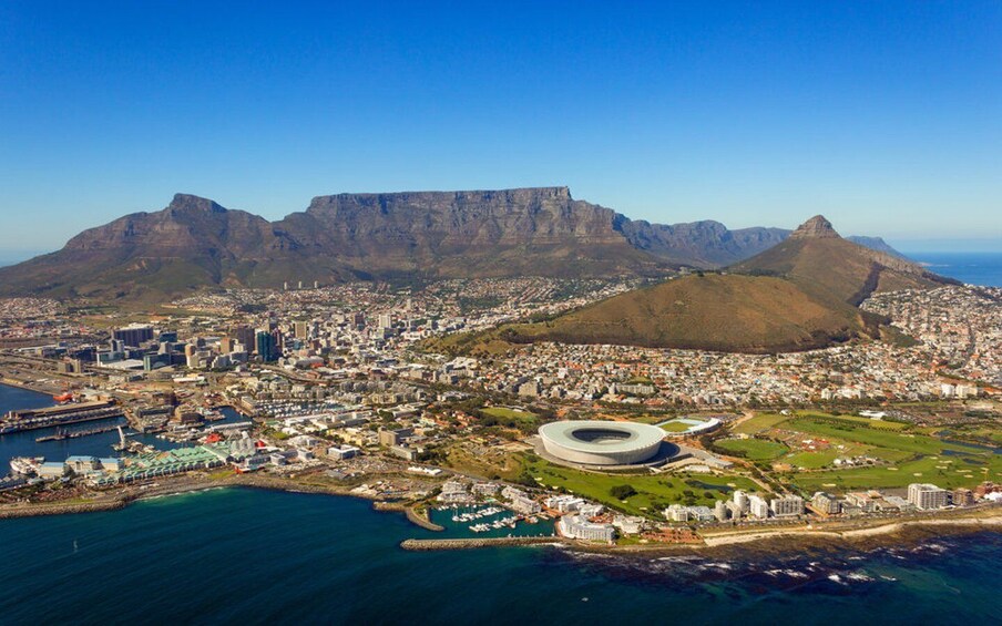 Una vista aerea di Città del Capo con la Table Mountain sullo sfondo e uno stadio in primo piano. 4