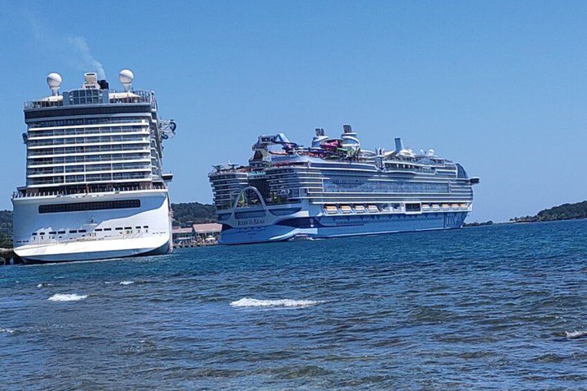 Dos grandes cruceros en aguas tranquilas bajo un cielo despejado. 3
