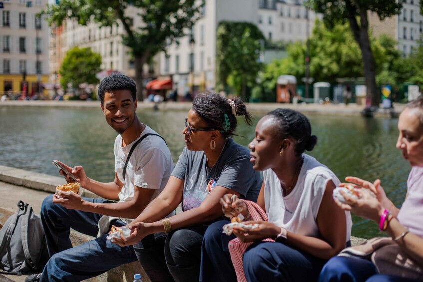 Des gens sont assis au bord de l’eau et mangent. 5