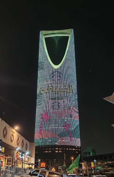 Un edificio alto con una pantalla digital que muestra a una persona. 2