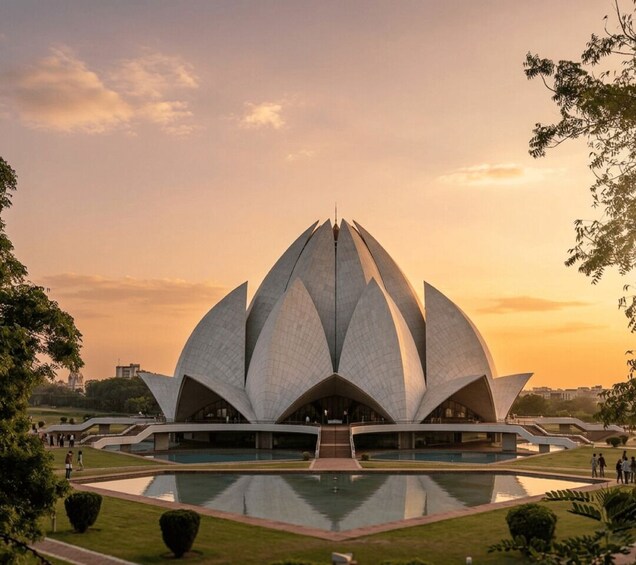 Un bâtiment en forme de lotus, doté d’une cour intérieure et d’un bassin réfléchissant. 4