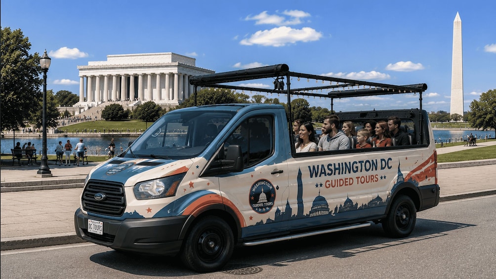 DC's National Memorials Day & Night Guided Tour by Open-Air 1