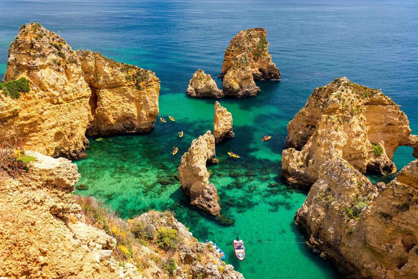 Un paisaje costero con formaciones rocosas y aguas azul cristalino. 1