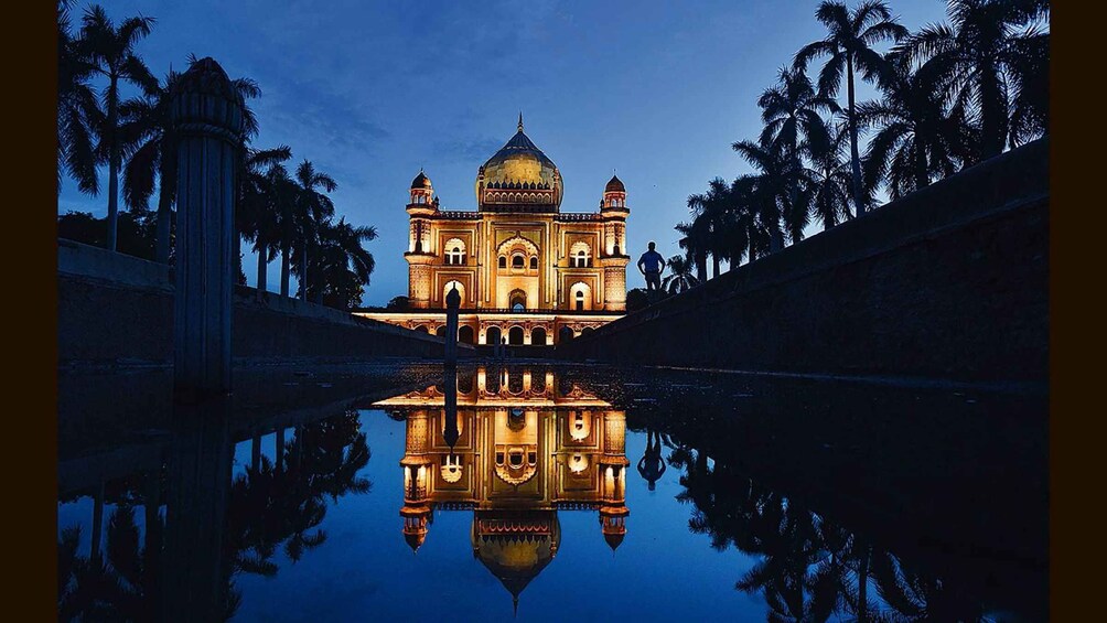 Delhi: Akshardham Temple India Gate & Safdarjung Night Tour 1