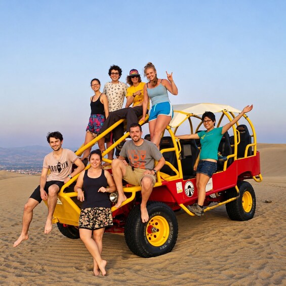 Un grupo de personas en un buggy del desierto en un paisaje árido. 1
