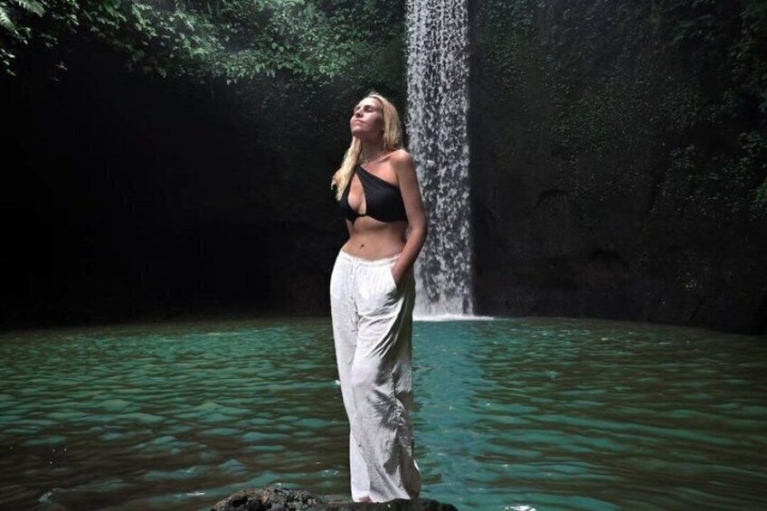 Ein Wasserfall in einer bewaldeten Gegend mit klarem Wasser. 1