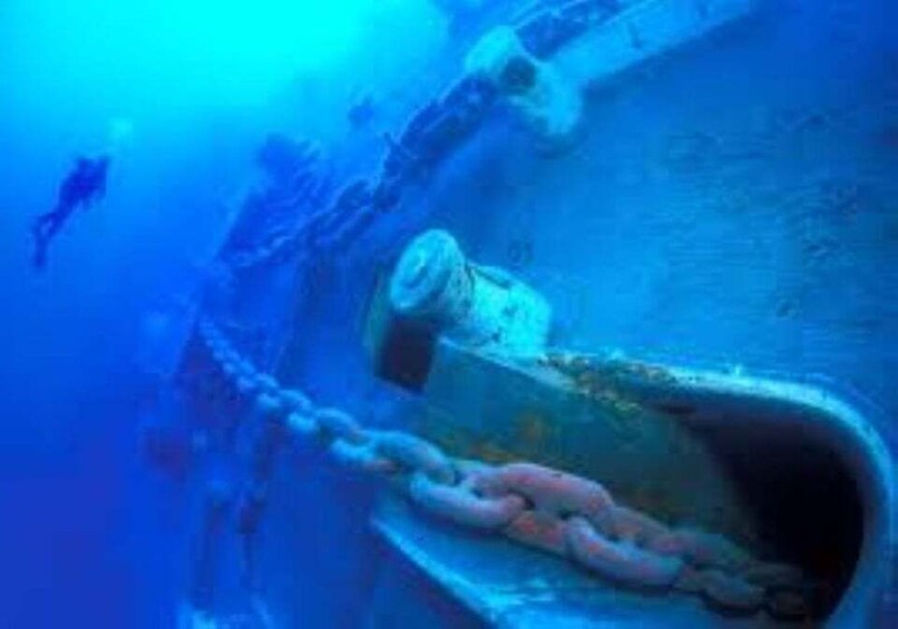 A ship's anchor and chain submerged underwater. 5