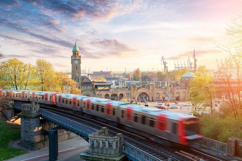 Un tren sobre un puente, con una torre del reloj al fondo. 4