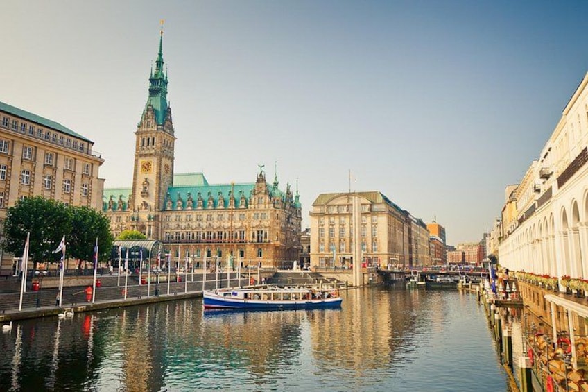 Un canal con un bote, edificios históricos y una torre del reloj. 5