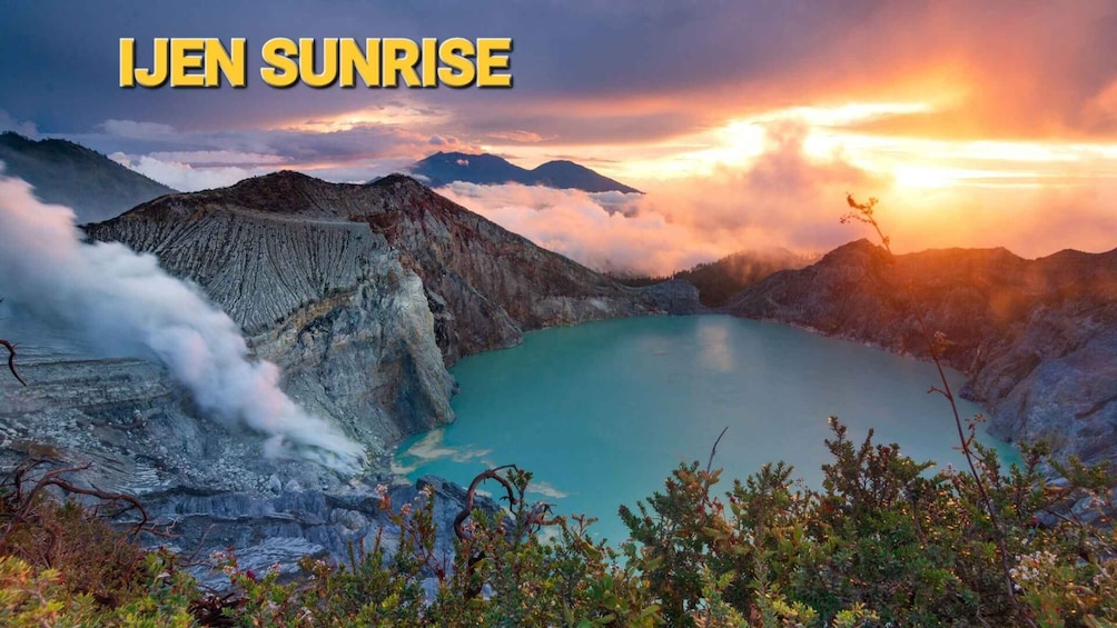 Un amanecer sobre un lago volcánico en un cráter, rodeado de montañas. 2