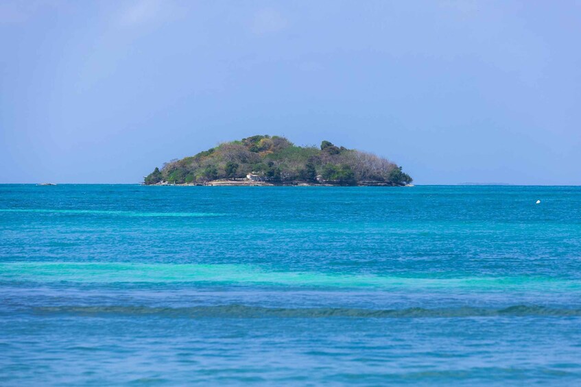 Una pequeña isla rodeada de aguas turquesas. 2