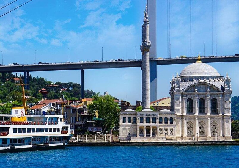 Un traversier, un grand pont et un bâtiment historique surmonté d’un dôme. 5