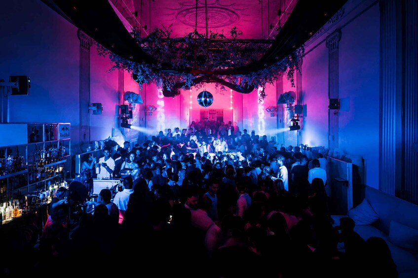 Amsterdam: Iconic Nightclub Entry Ticket + unlimited drinks 1