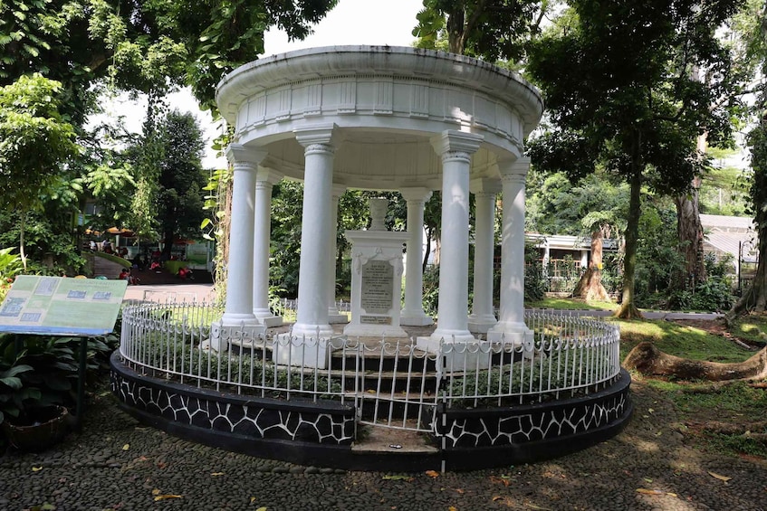 Picture 4 for Activity BANDUNG TO JAKARTA: Tea Plantation and Botanical Garden Tour 3