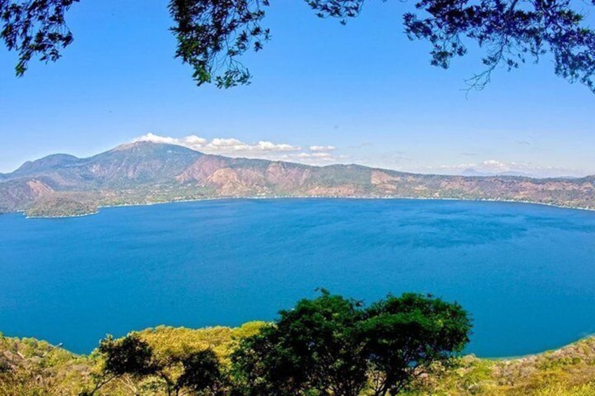 Un lago extenso con montañas al fondo. 5