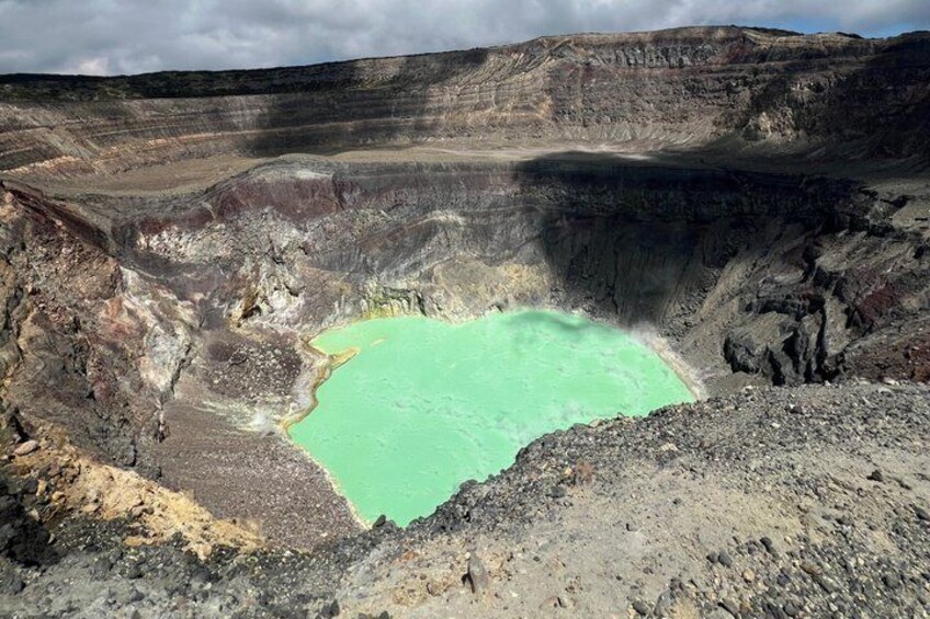 Una gran mina a cielo abierto con una piscina turquesa en el centro. 4