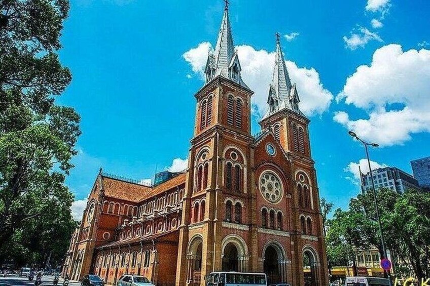 En stor murstenskirke med to høje tårne og et rundt vindue. 5