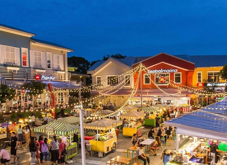A bustling outdoor market with various stalls and a central building labeled 'Central Marina'. 1