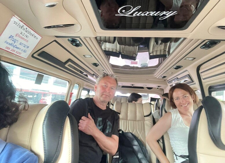 El interior de un vehículo de lujo con asientos de cuero color beige y un letrero que dice 'Luxury'. 1