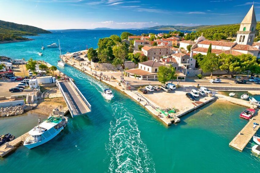 Un pueblo costero con un puerto deportivo, barcos e iglesia. 2