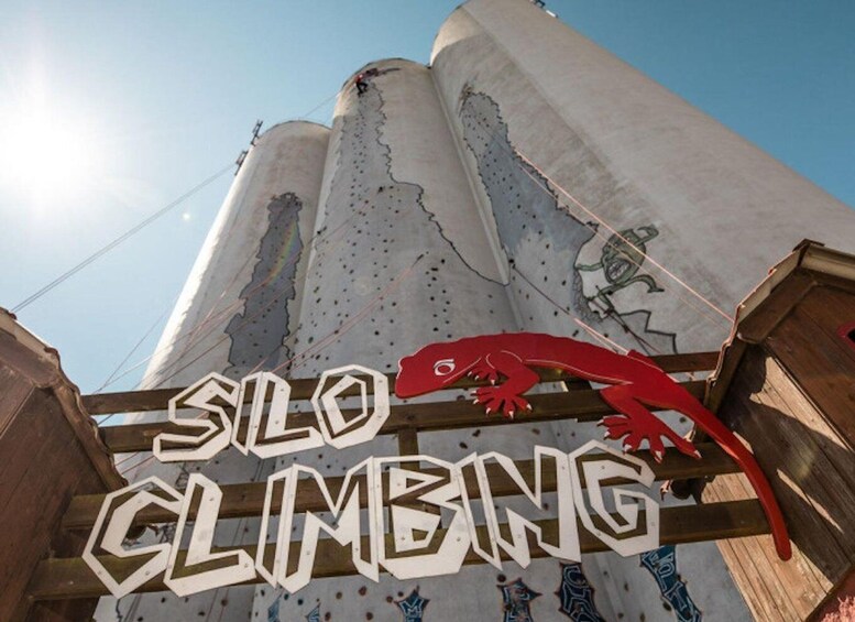 A sign for 'SILO CLIMBING' with a red lizard graphic. 3