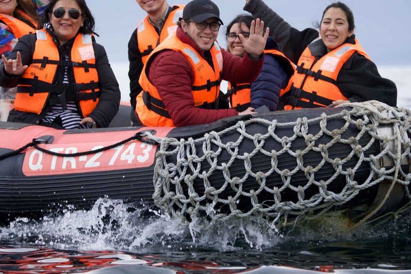 Eine Gruppe von Menschen in einem Boot, die Rettungswesten tragen. 5