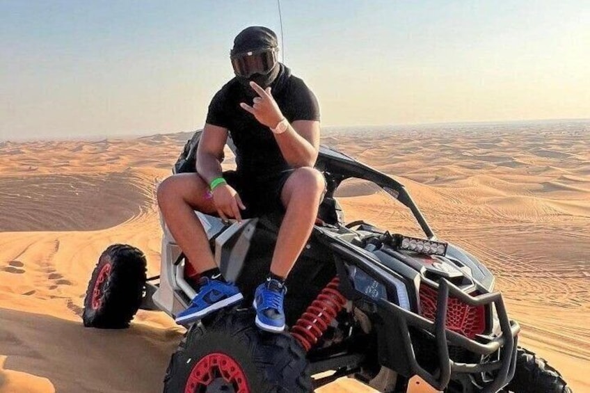 Une personne conduisant un quad dans un paysage désertique. 3