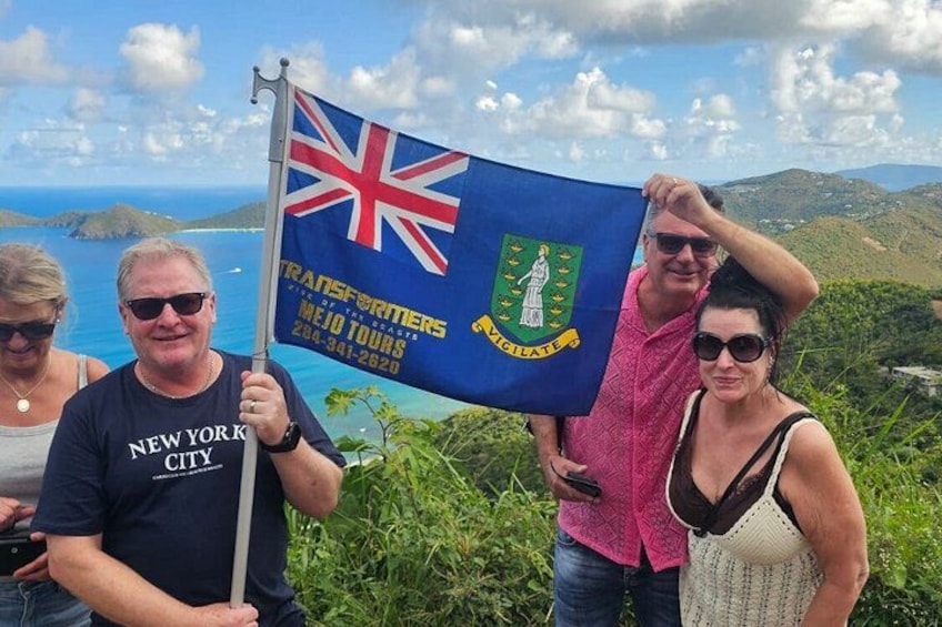 Une personne tenant un drapeau orné d’un blason et portant l’inscription « TRANSFORMERS MEJO TOURS ». 5