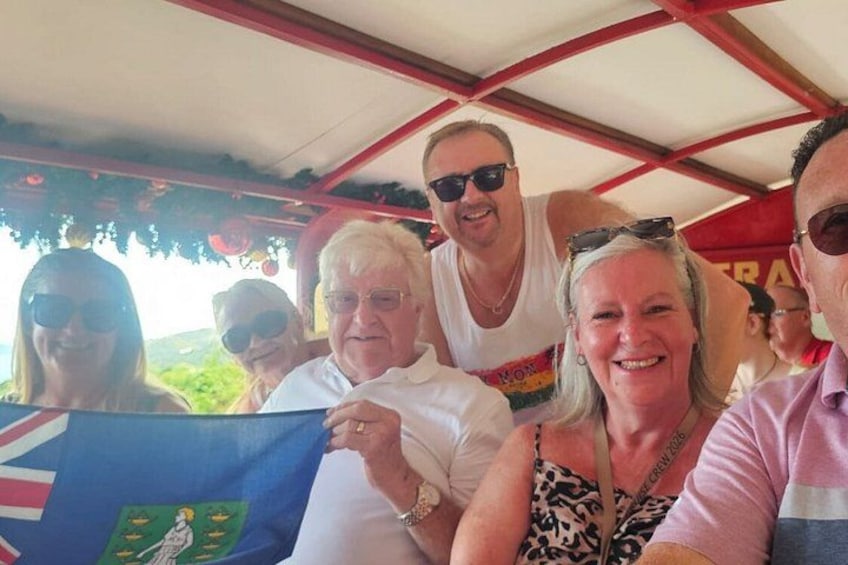 Un groupe de personnes se trouve sur un bateau, et un drapeau y est visible. 4