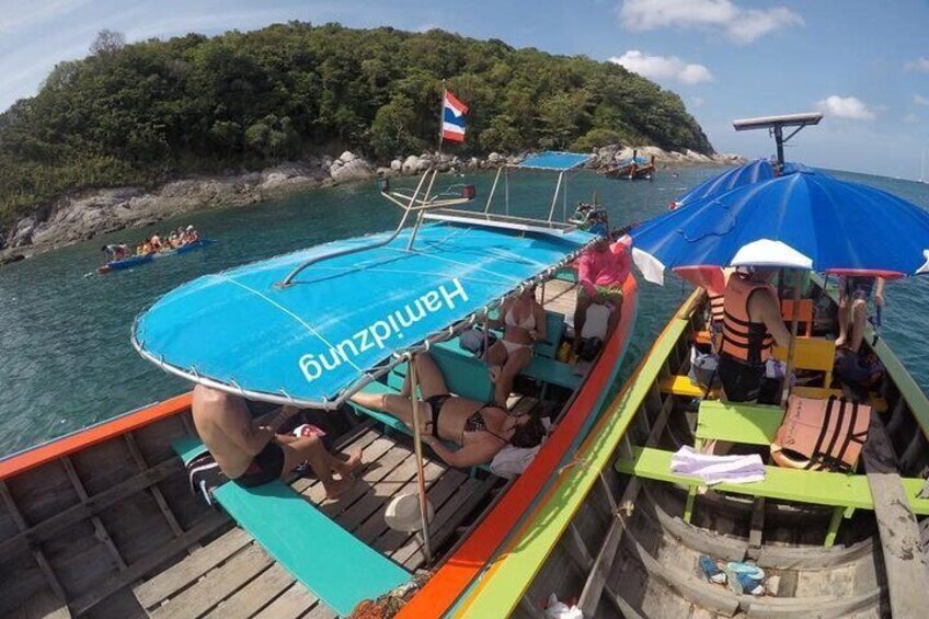 En båt med ett blått kapell och ordet ”Hamburg” skrivet på, låg förtöjd nära en klippig strand, och en flagga vajade. 4