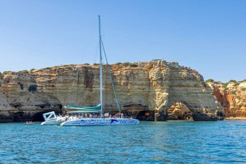 Eine Segelyacht namens 'DISCOVERer' liegt vor einer felsigen Klippe vor Anker. 4