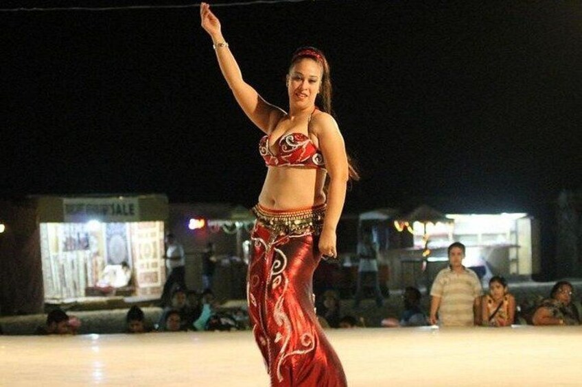 Una persona bailando danza del vientre al aire libre de noche. 5