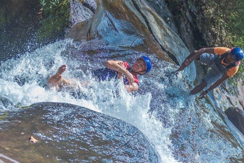 Zwei Personen treiben mit einem Raft einen reißenden Fluss hinab. 1